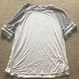 American Eagle Gray and White Tee Shirt